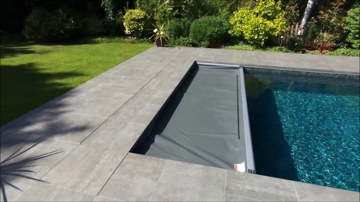 automatic pool cover detail